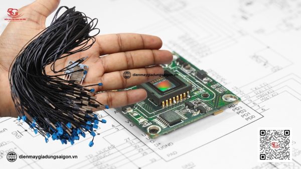 cảm biến cây nước nóng lạnh tương tác với bộ điều khiển