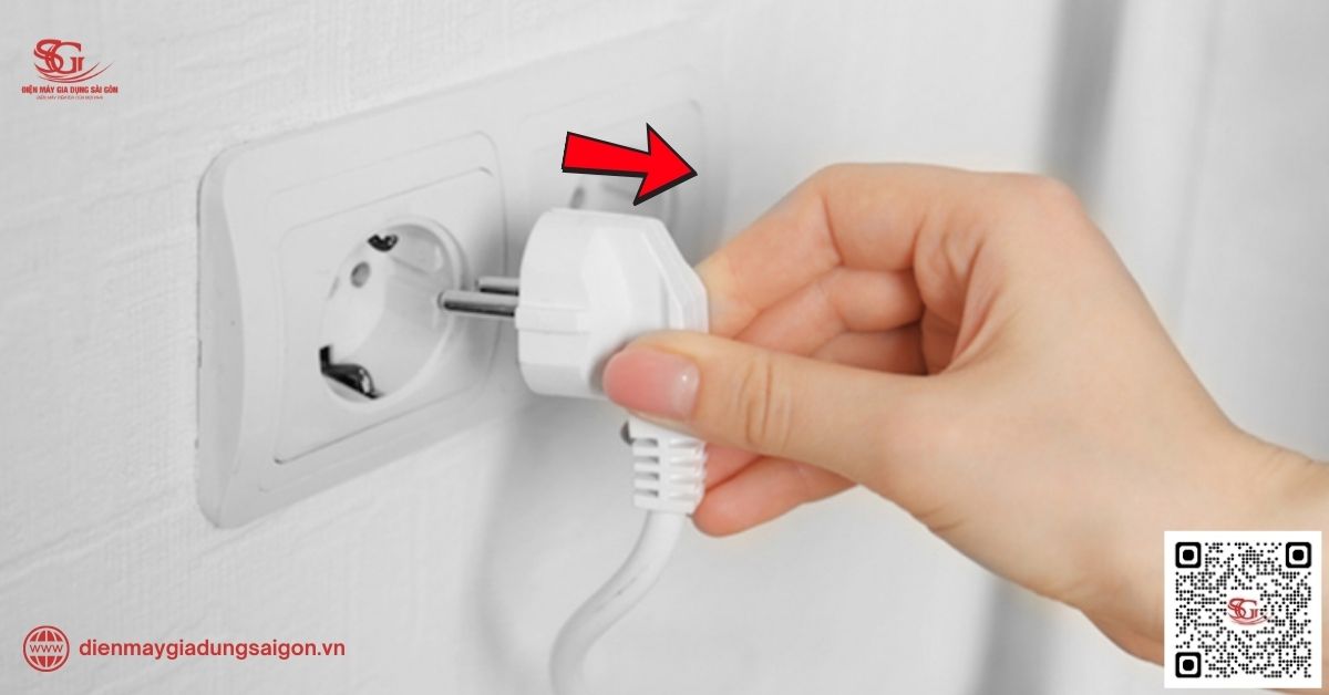 Ngắt nguồn điện khi vệ sinh điều hòa di động mini