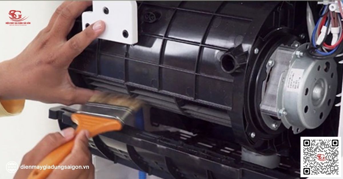 Vệ sinh cánh quạt điều hòa mini