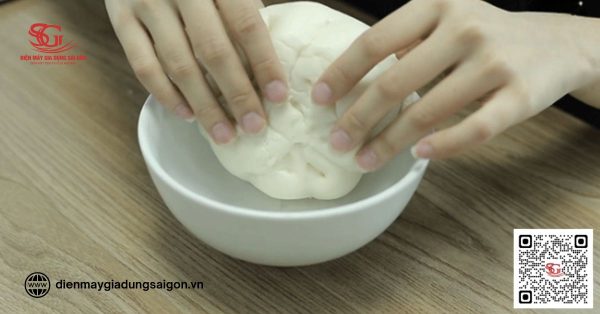 Bước 1: Cho bánh vào bát/tô