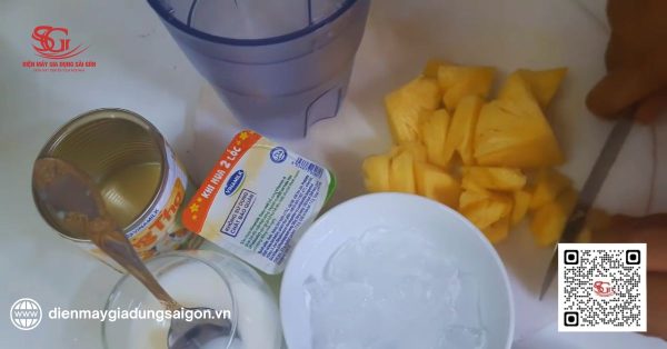 Bước 1: Gọt vỏ dứa, cắt nhỏ