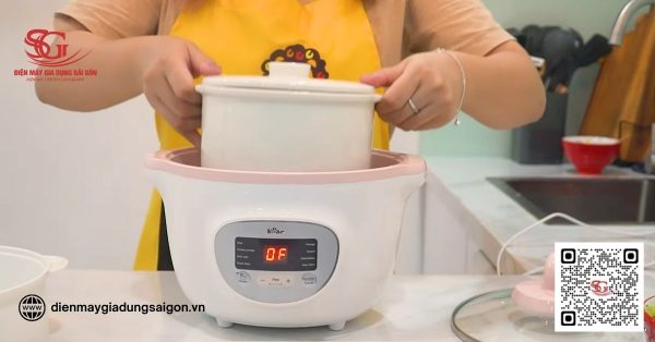 Bước 2: Cho nguyên liệu vào nồi và cài đặt chế độ nấu