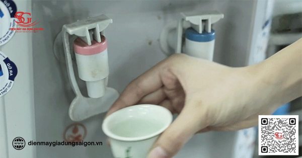 Bước 2: Thêm nước tùy số lượng bánh
