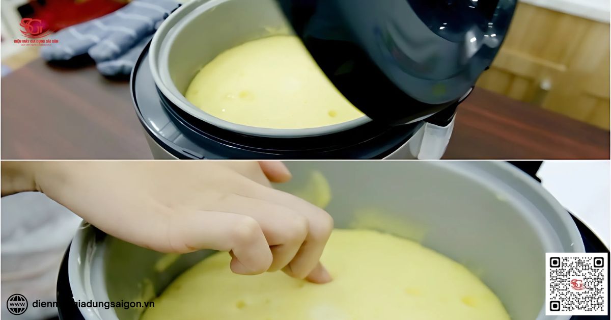 Kiểm tra độ chín bánh kem và lấy bánh ra khỏi nồi cơm điện