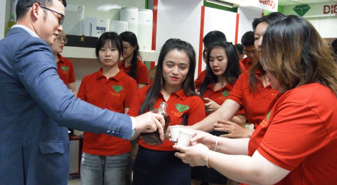 Giám Đốc cùng nhân viên rót rượu chúc mừng sinh nhật