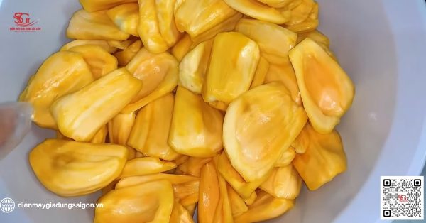 Rửa sạch mít và để ráo