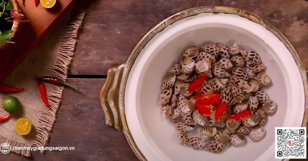 Sơ chế ốc hương trước khi nướng phô mai