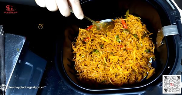 Vì sao nên làm khô gà lá chanh bằng nồi chiên không dầu