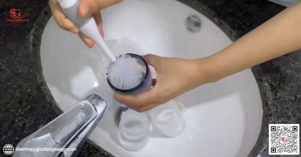 Bước 1: Vệ sinh bình sữa trước khi tiệt trùng bình sữa bằng lò vi sóng