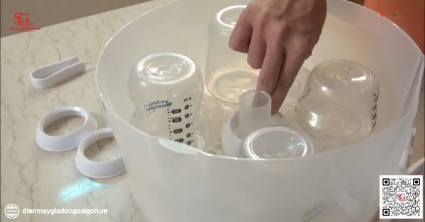 Bước 3: Đặt bình vào khay và tiến hành tiệt trùng bình sữa bằng lò vi sóng