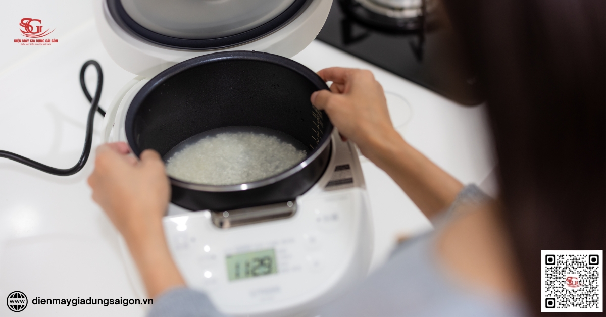 Nồi cơm điện bị dính nước do sử dụng nồi không phù hợp với loại gạo hoặc công suất