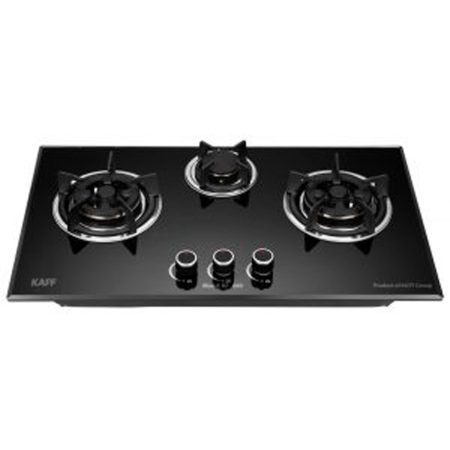 Bếp gas âm 3 lò Kaff KF-690 lắp âm trên mặt đá bếp hoa cương trắng với 3 núm xoay kim loại viền vàng sang trọng.