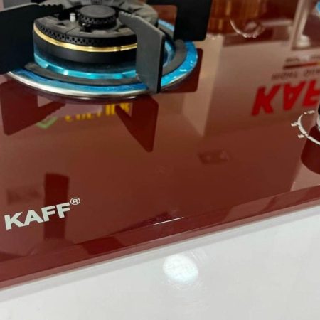 Toàn cảnh góc nghiêng bếp gas âm đôi Kaff KF-312 màu đỏ đô vát cạnh thanh lịch cho căn bếp gia đình.