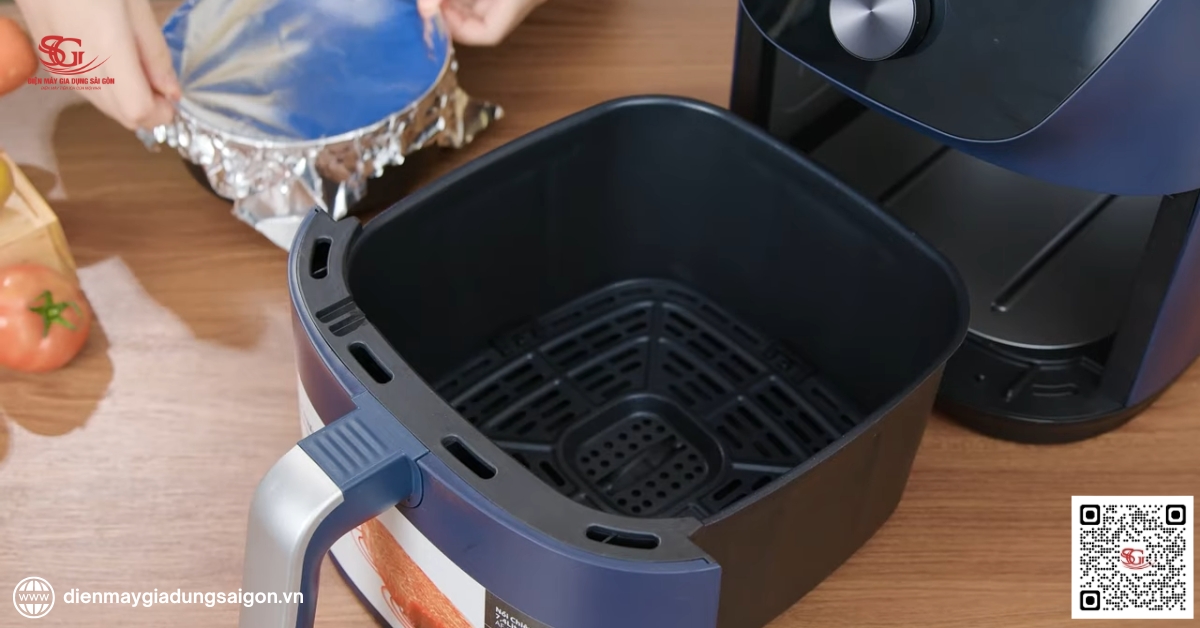 Nồi chiên không dầu Toshiba - Lòng nồi với thiết kế rãnh tản nhiệt/tách dầu