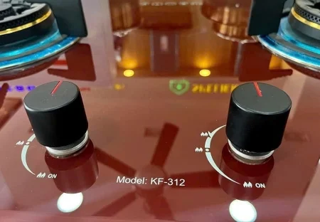Cận cảnh cặp núm vặn hợp kim màu đen viền đỏ điều chỉnh mức lửa của bếp gas âm Kaff KF-312.