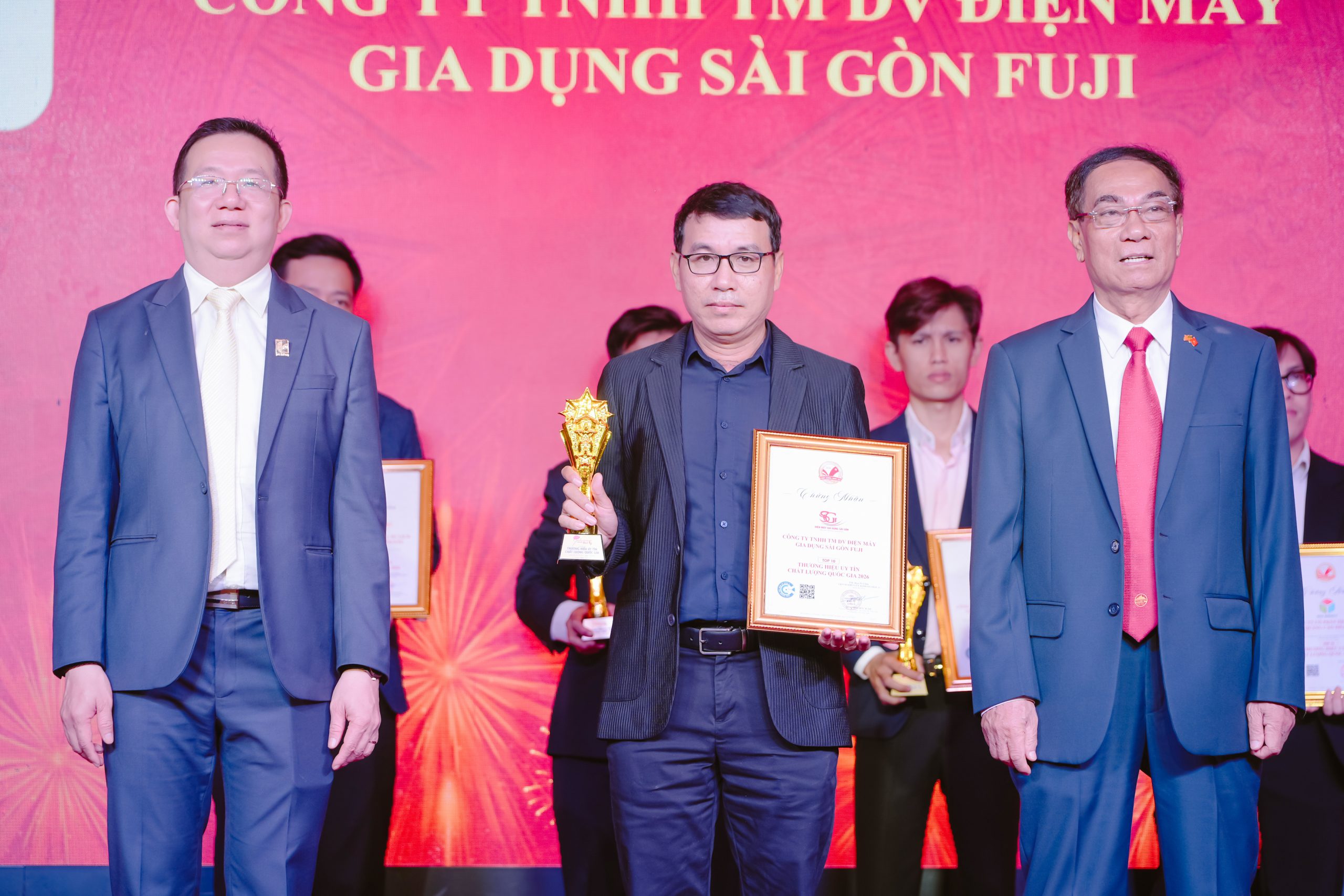 Đại diện Điện Máy Gia Dụng Sài Gòn nhận giải thưởng