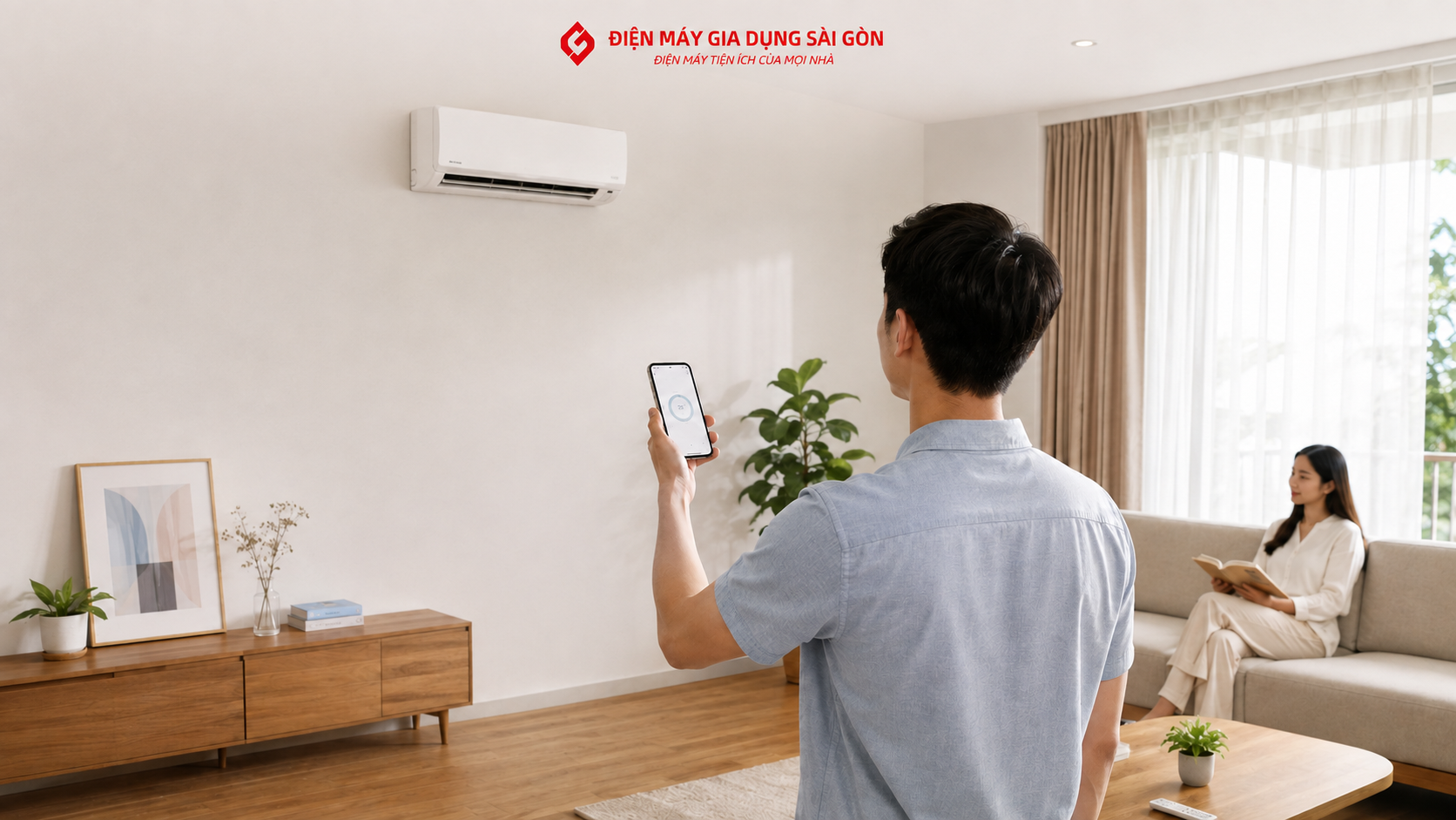 Người dùng điều khiển máy lạnh Inverter từ xa bằng điện thoại