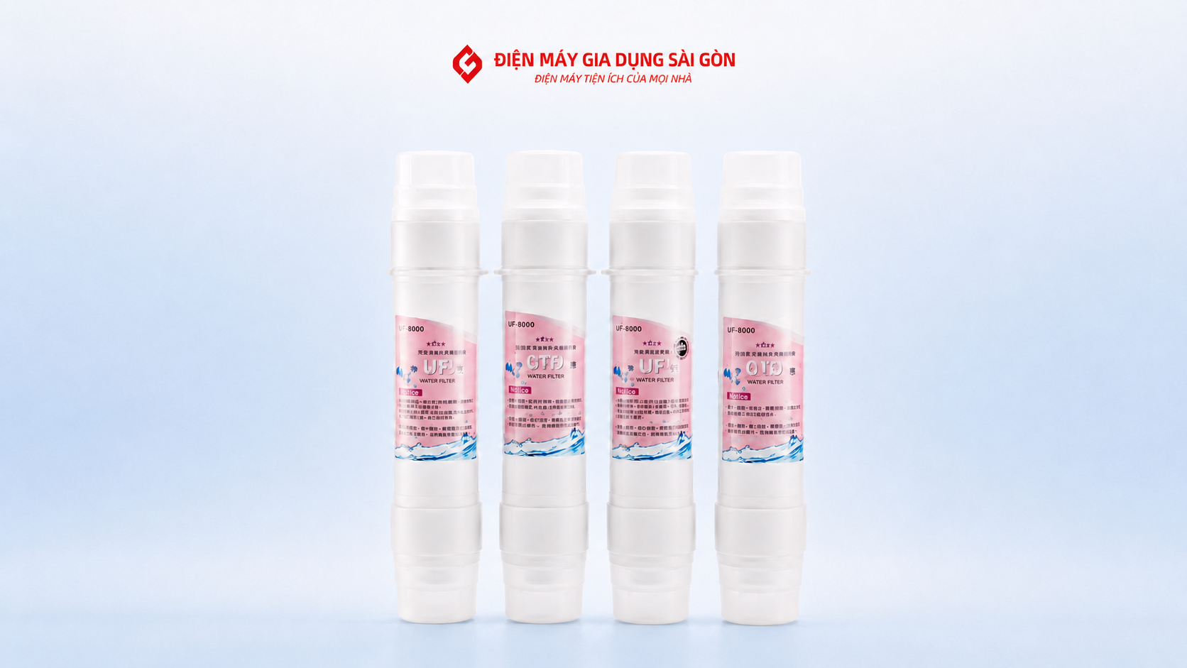Bốn lõi lọc nước dạng trụ màu trắng, nhãn hồng, được xếp cạnh nhau.