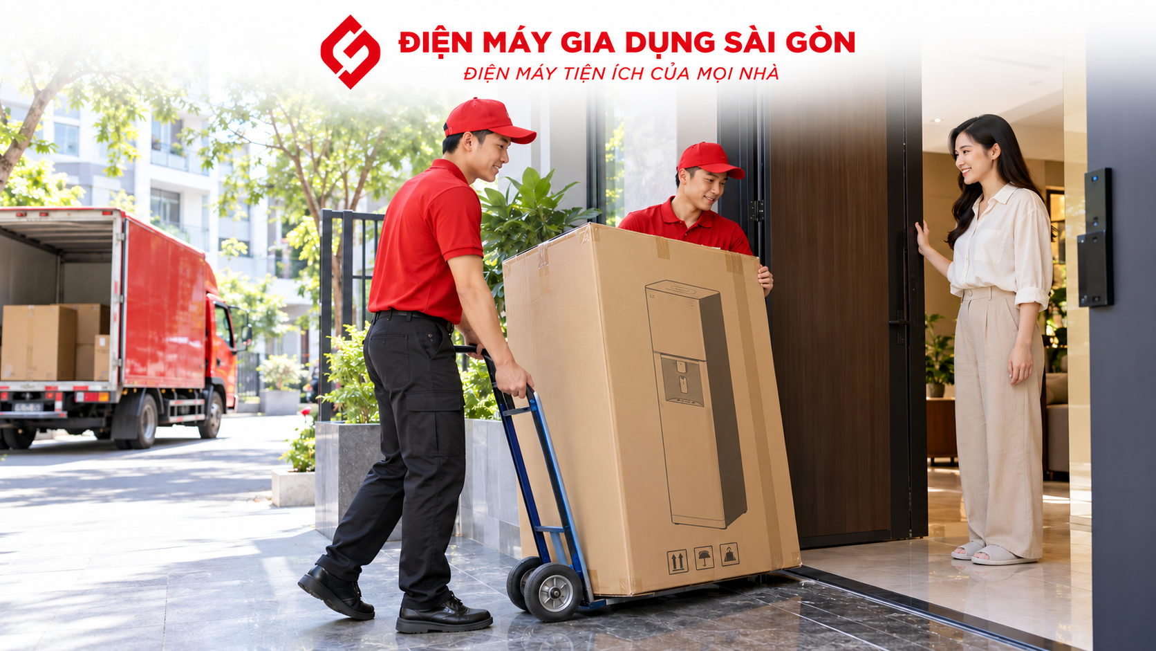 Nhân viên giao thiết bị điện máy tận nhà cho khách hàng tại TP.HCM bằng xe đẩy chuyên dụng