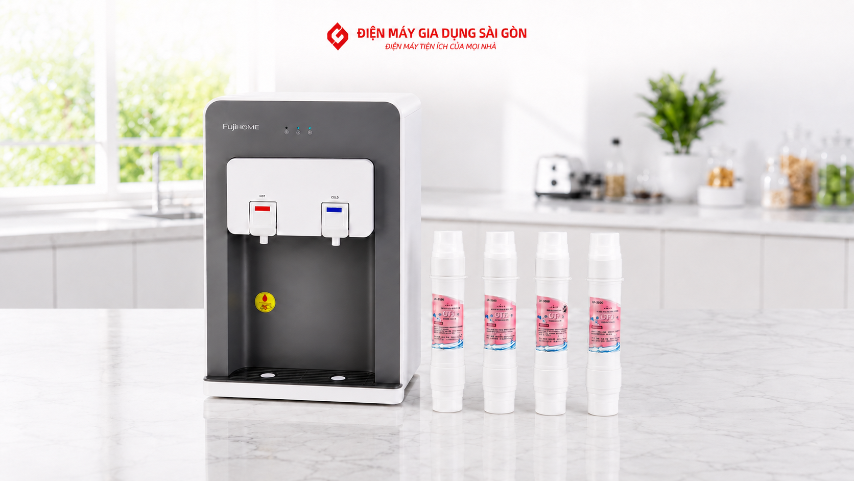 Máy lọc nước Fujihome đặt trên bàn bếp, bên cạnh bốn lõi lọc màu trắng.