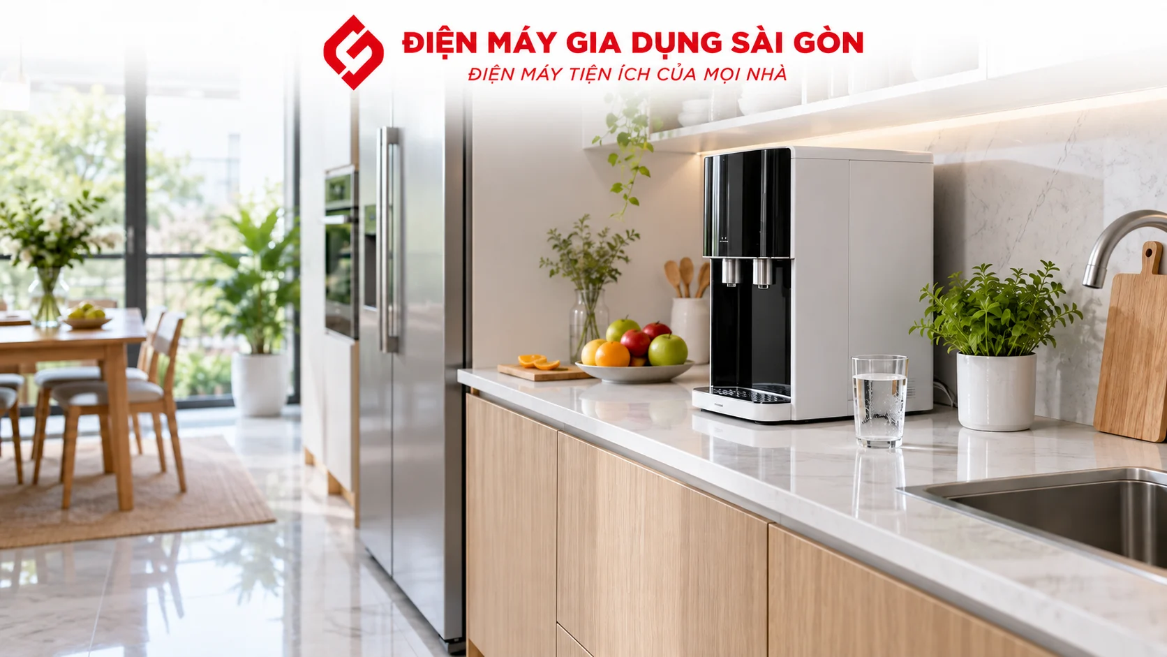 Máy lọc nước RO trong căn bếp gia đình hiện đại với ly nước sạch