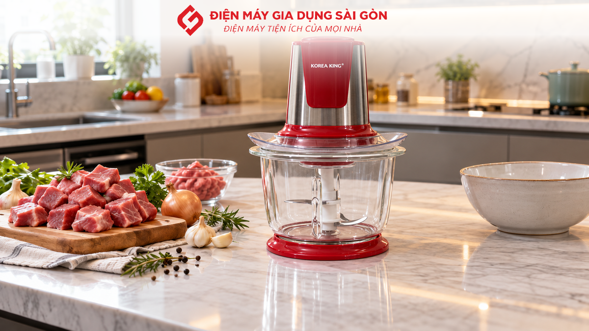 Máy xay thịt Korea King PMC-10B/R/G cùng thịt tươi và phụ kiện trong gian bếp gia đình