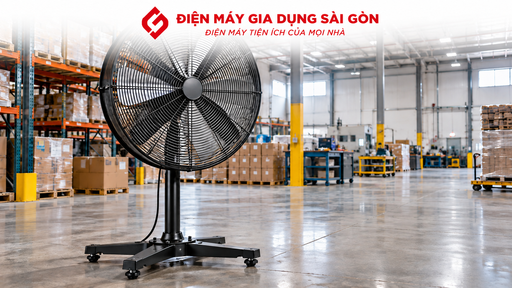 Quạt đứng công nghiệp cỡ lớn đặt trong nhà xưởng hoặc kho hàng rộng